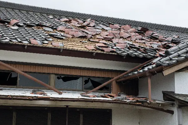 Photo d'une toiture tuile après dégat lors d'une tempète qui a besoin d'une réparation d'urgence pour la présentation grille