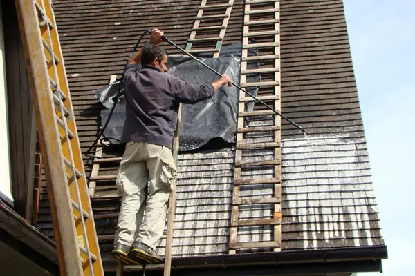 Photo traitement Hydrofuge sur un toiture ardoise pour la présentation grille