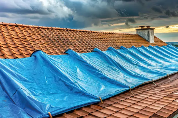 Photo pose d'une bâche de protection sur la toiture