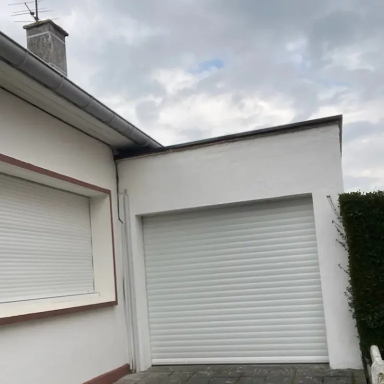 Photo nos réalisations : après nettoyage et mise en peinture de la façade d'un garage