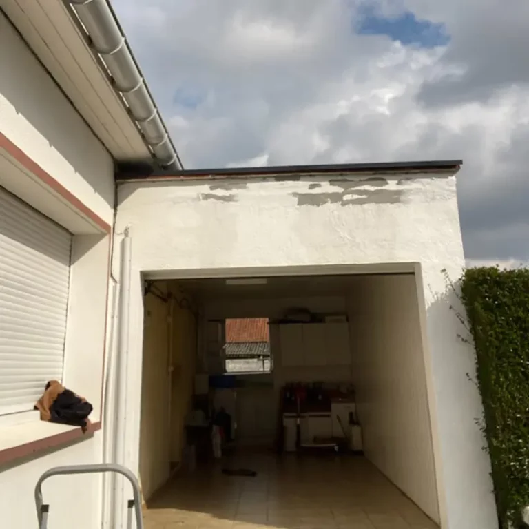 Photo nos réalisations : avant nettoyage et mise en peinture de la façade d'un garage