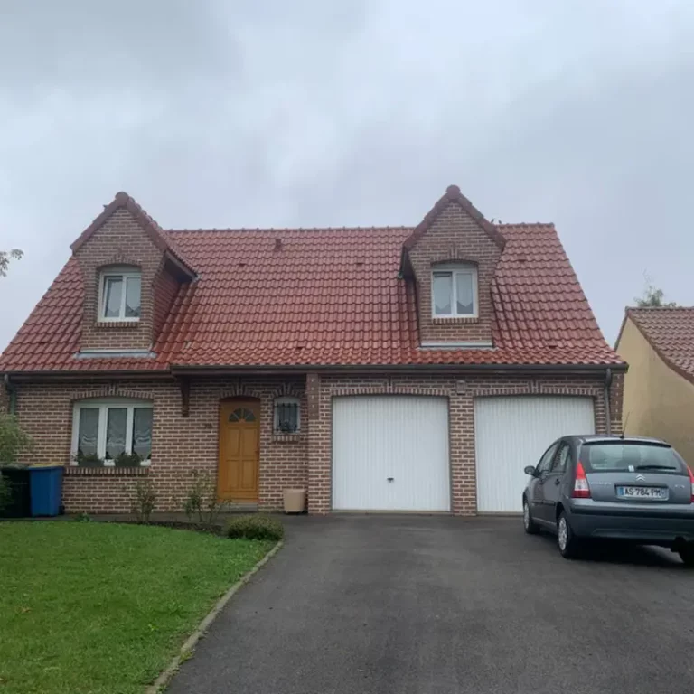 Photo nos réalisations : d'une toiture tuile après nettoyage