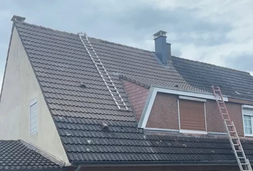Photo nos réalisations : d'un nettoyage en court d'une toiture tuile